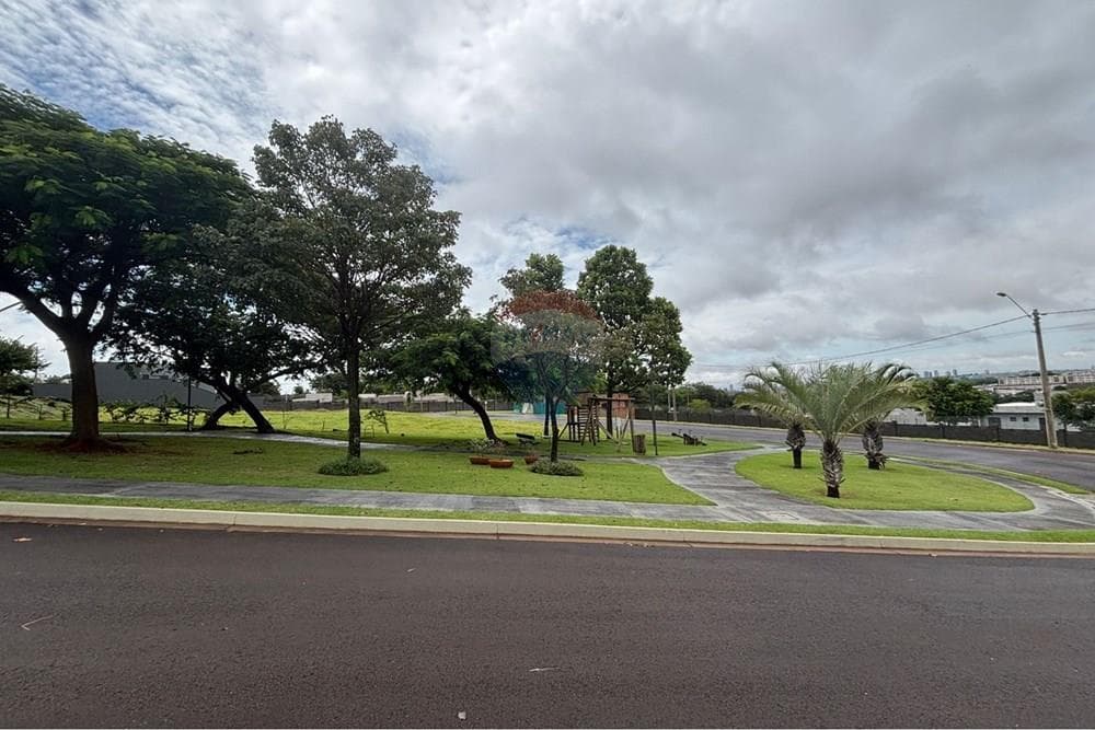 Praça e área verde no entorno do loteamento